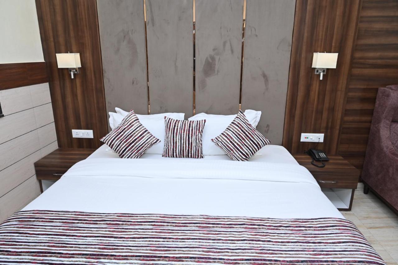 Hotel Vasdaa Grand Dehradun Bagian luar foto