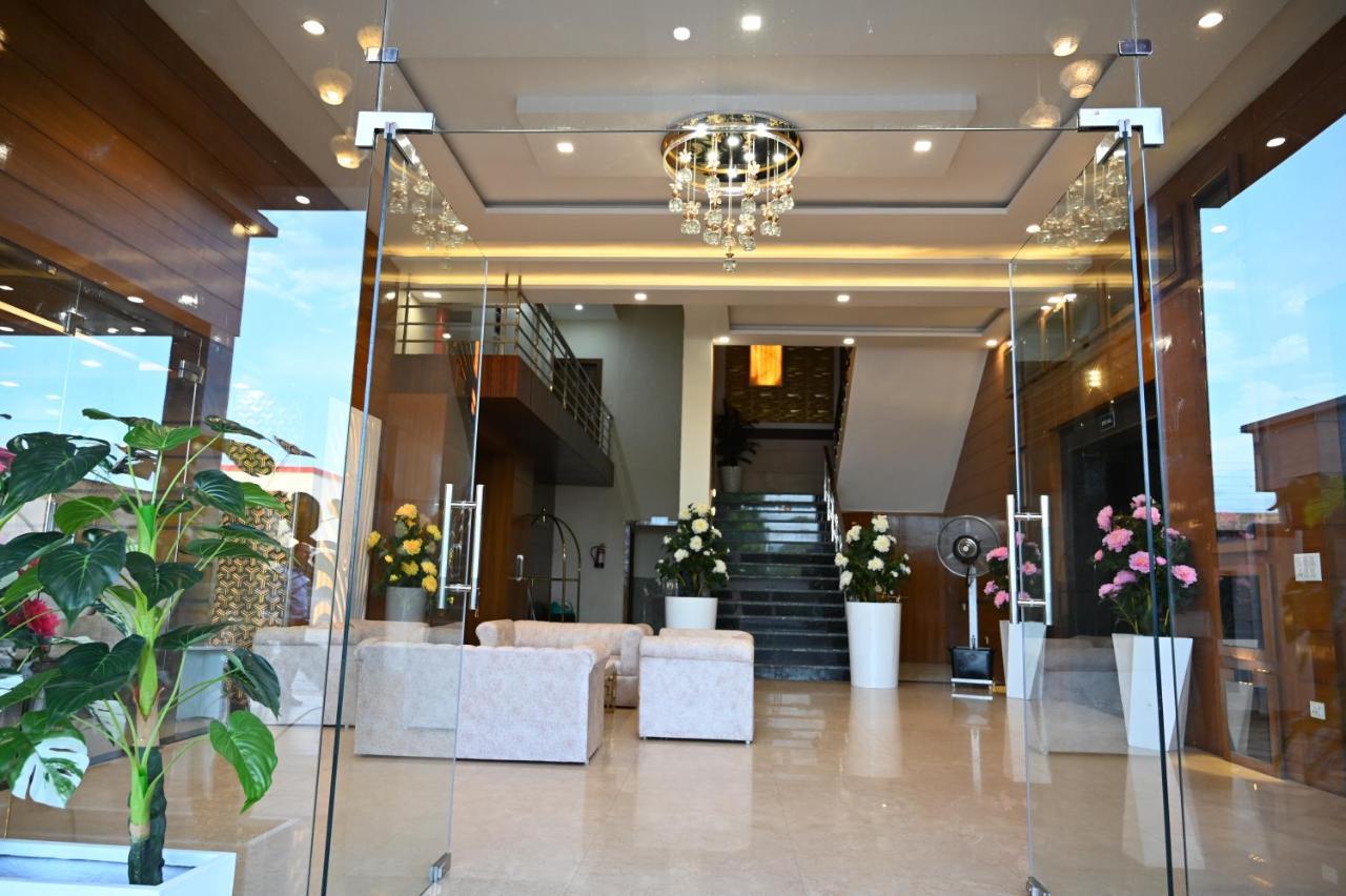 Hotel Vasdaa Grand Dehradun Bagian luar foto