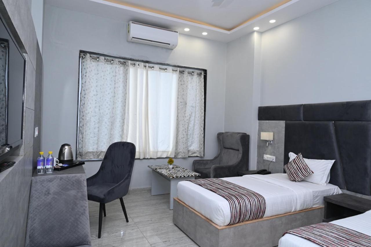 Hotel Vasdaa Grand Dehradun Bagian luar foto