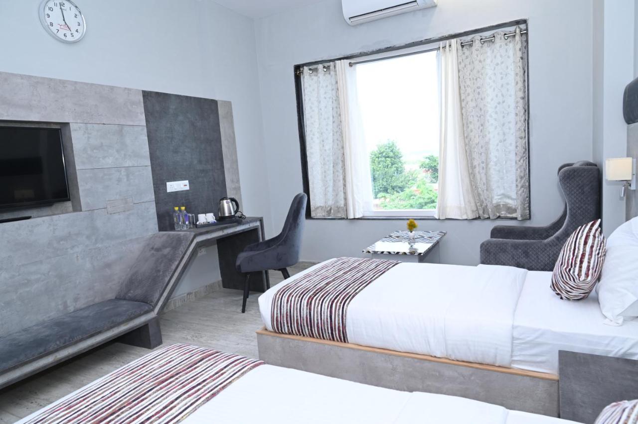 Hotel Vasdaa Grand Dehradun Bagian luar foto