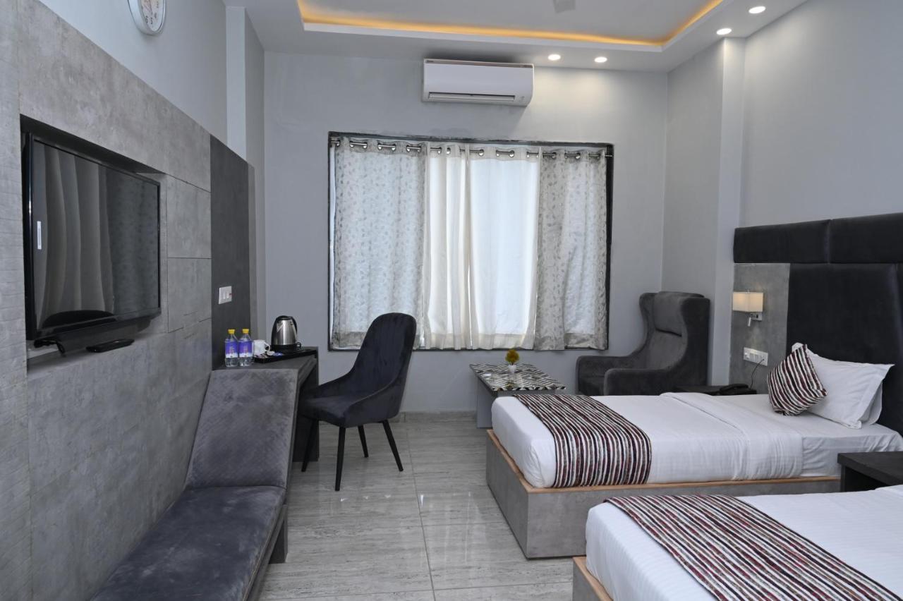 Hotel Vasdaa Grand Dehradun Bagian luar foto