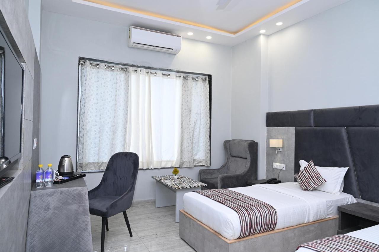 Hotel Vasdaa Grand Dehradun Bagian luar foto